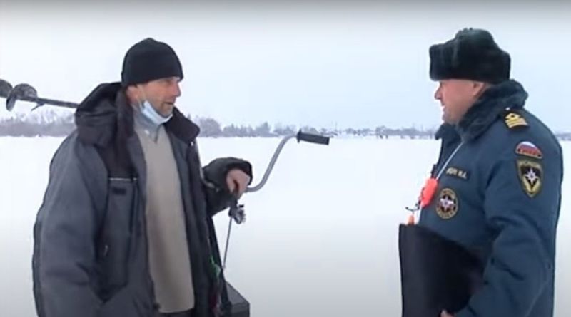 На Волге около Сызрани инспекторы ГИМС напомнили рыбакам, что снег под ногами скрывает опасные участки, где можно провалиться под лед