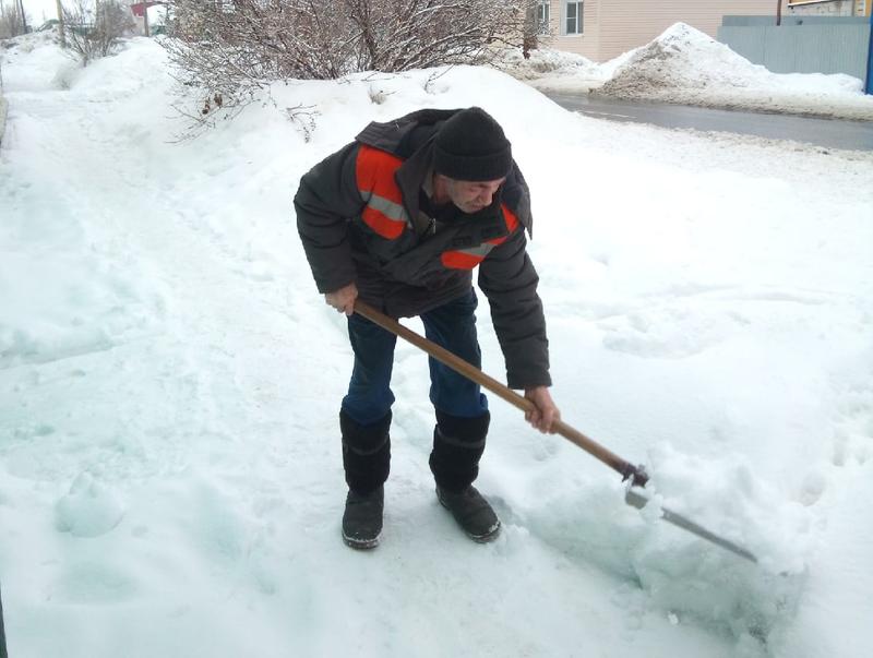 Жители из-за снегопадов начали скупать лопаты
