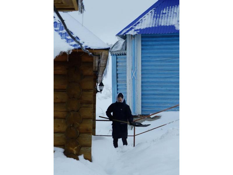 Школьники помогли храму на Кашпире освободиться от лишнего снега