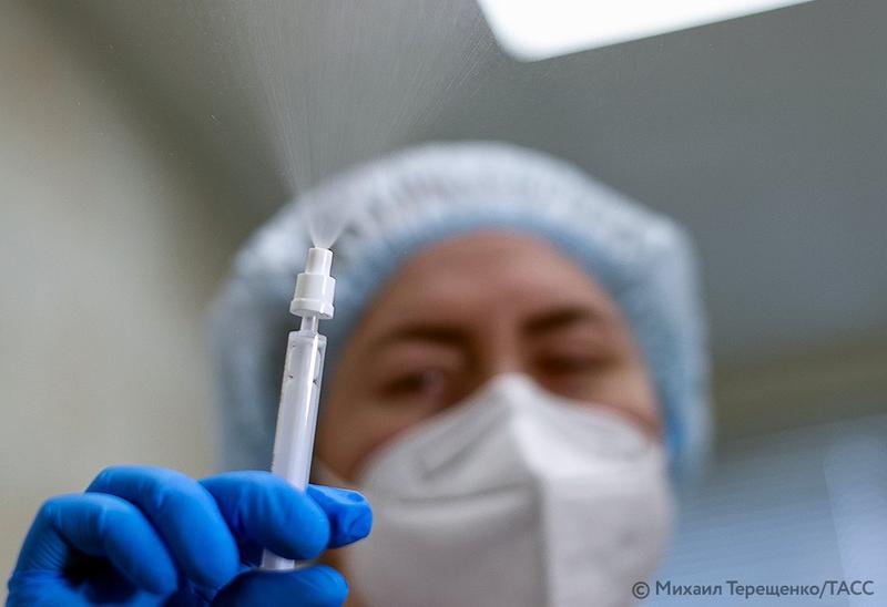 Можно ли заменить привычную прививку от коронавируса назальной вакциной, сообщил Гинцбург