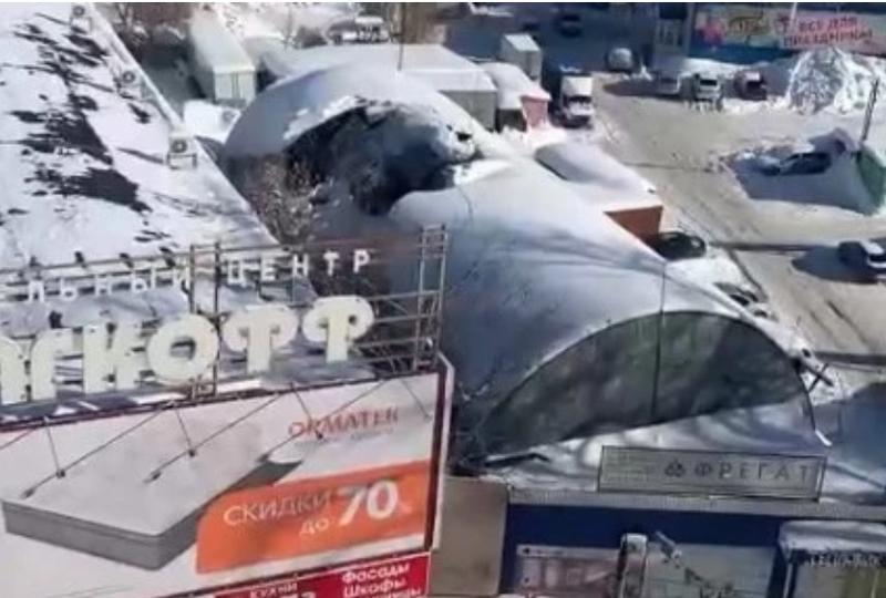 Под тяжестью снега в Самарской области обрушилась крыша здания