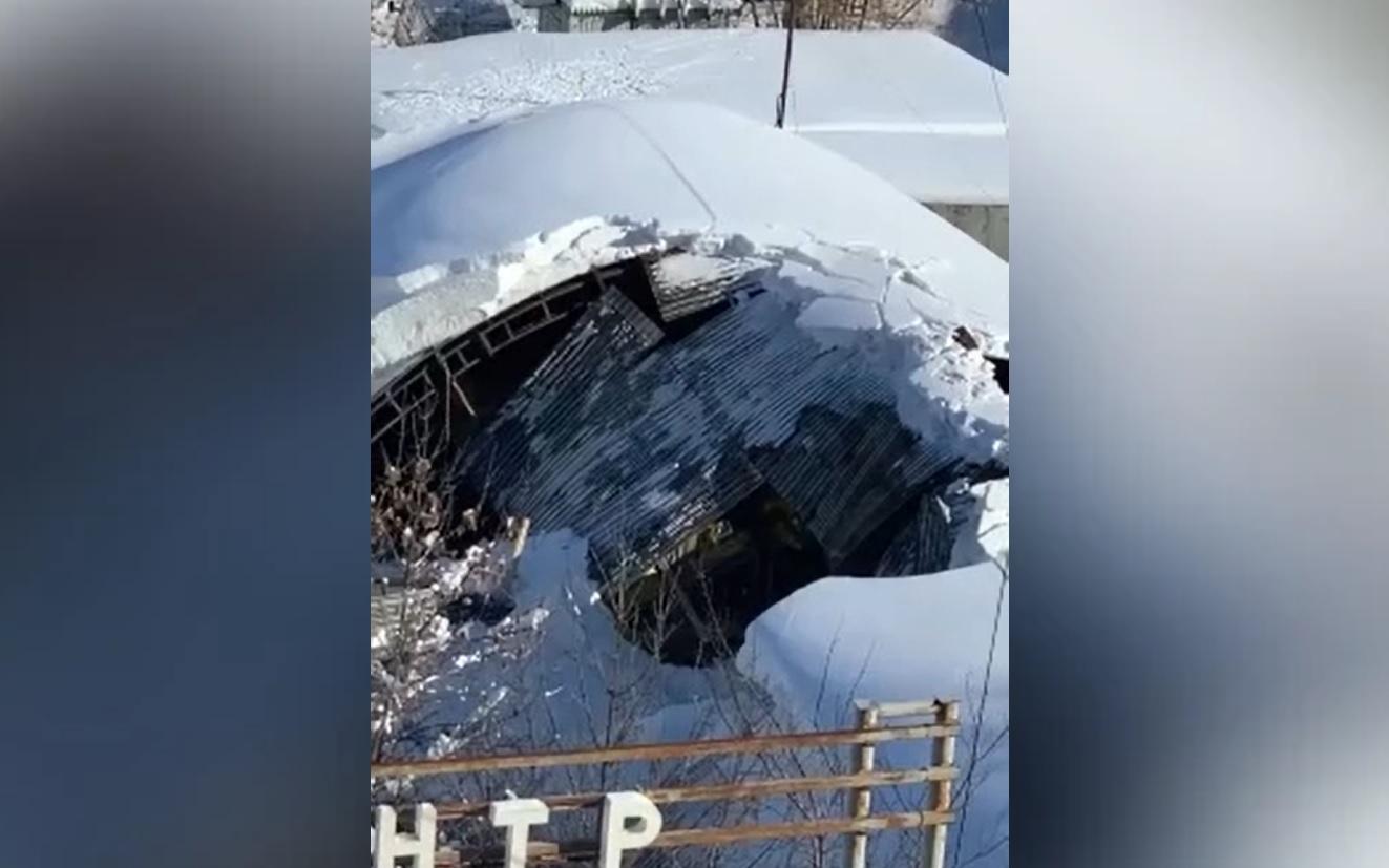 Владелец сообщил, как использовал строение, крыша которого рухнула вместе со снегом
