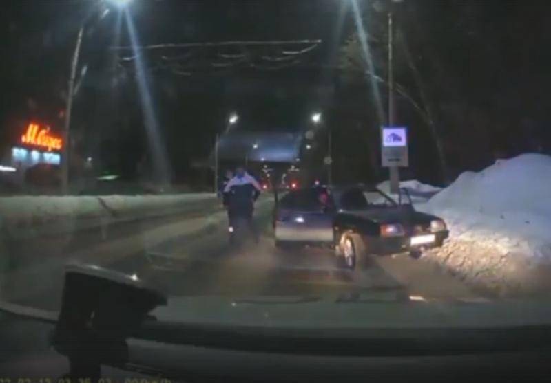 Патруль ГИБДД догнал пьяного водителя без страховки на ночном проспекте в Сызрани: видео преследования