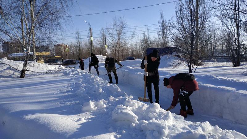 На помощь монастырской обители в Сызрани сегодня пришли студенты: гостей тепло встретил наместник
