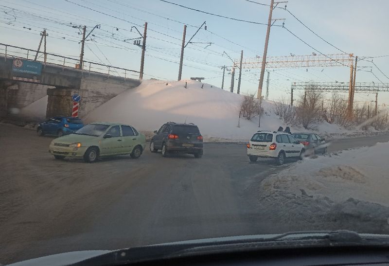 Новости мал сызрань. Маленькая Сызрань КТВ Луч. ДТП Сызрань перекресток ТЦ Монгора 2022. Маленькая Сызрань авария 17 09.2022. Проезжающее авто.