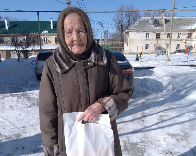 «У них такая радость в глазах!» Сегодня с женским праздником поздравили сызранских бабушек
