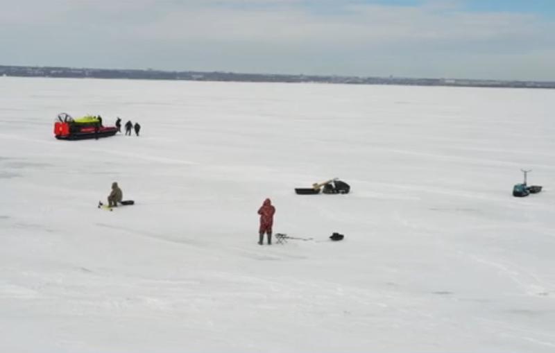 Спасатели проверили лед на Волге. Увиденное они сняли на видео