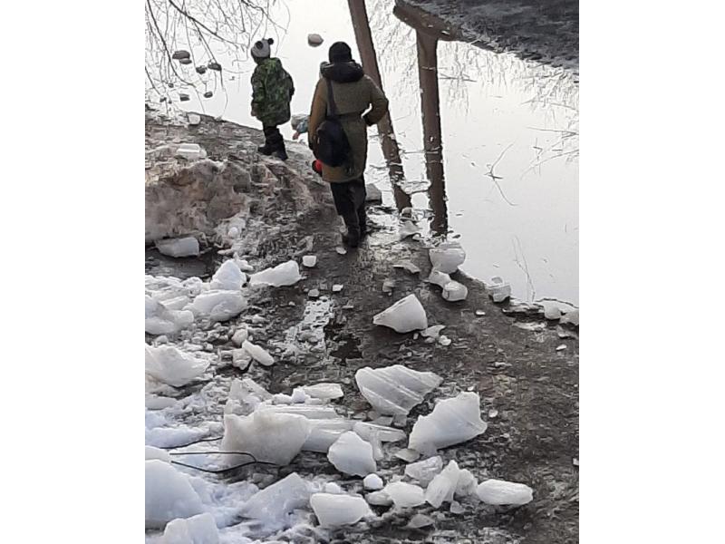 Трагедии избежать удалось по чистой случайности - в Сызрани на пешеходную зону рухнули глыбы льда