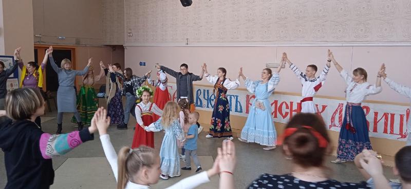 На бал в Сызрани пришли красны девицы в русских сарафанах