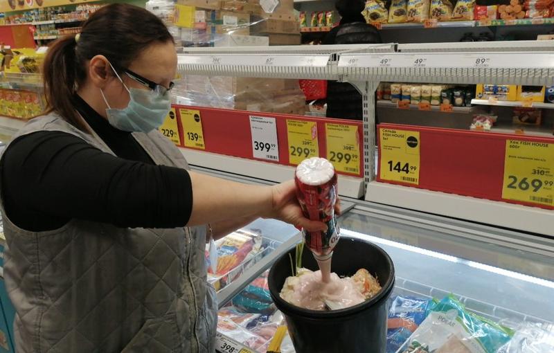 Пятерочка просроченные продукты. Кассир в пятерочке. Ревизор в супермаркете. Мр пятерка. Пятерочка просроченные продукты.