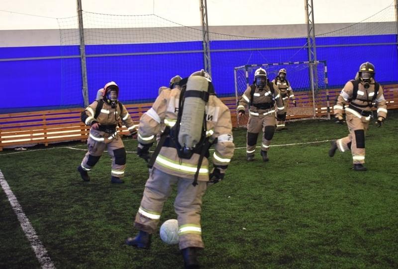 Пожарные из Сызрани забили больше всех мячей, бегая по полю в тяжелой боёвке, крагах и дыхательном аппарате