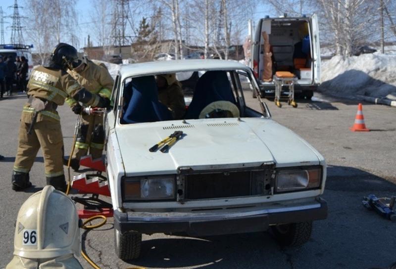 Сызранские пожарные разрезали автомобиль, чтобы доказать свое умение и сноровку