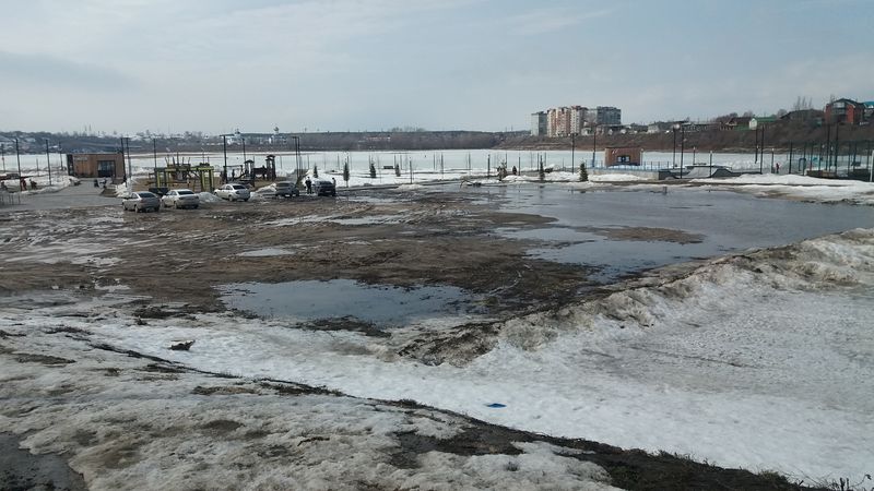 Чтобы добраться до детской площадки на набережной у кремлевского холма, приходится месить грязь в буквальном смысле