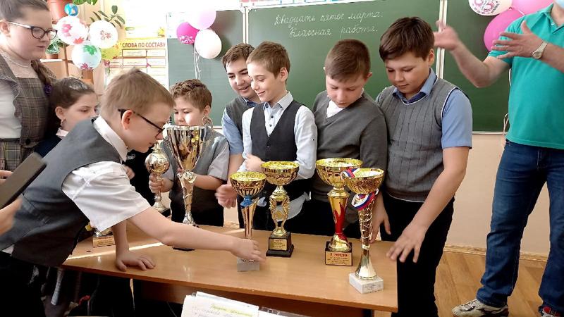 Школьники в Октябрьске примерили на себя награды депутата и с интересом выслушали его советы