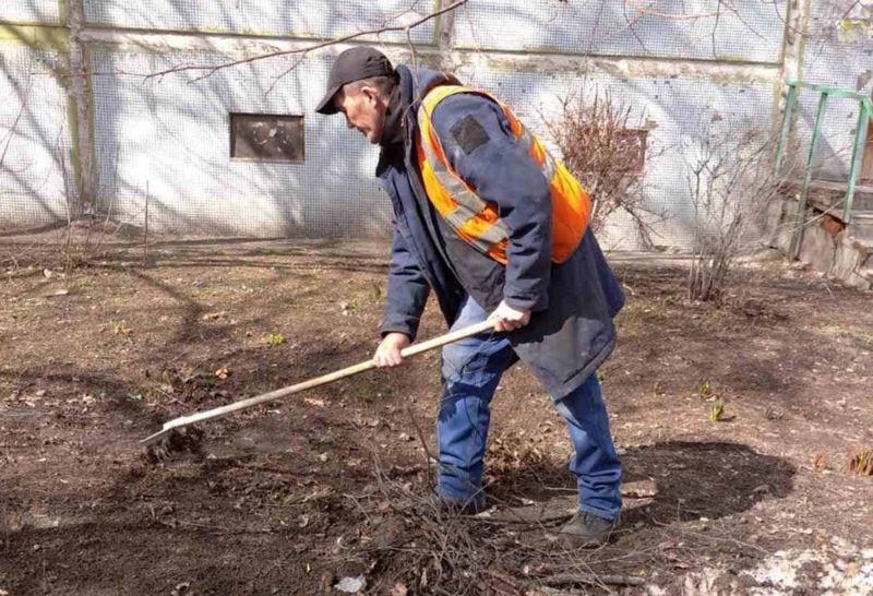 Это не субботники, но уборка городских территорий ведется активно