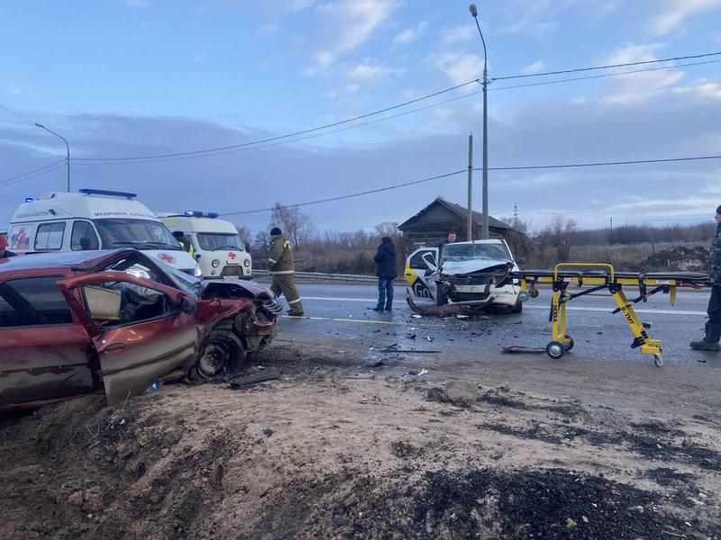 Водитель иномарки уснул за рулем и выскочил на встречку: на месте ДТП с пострадавшими работали полицейские из Сызрани