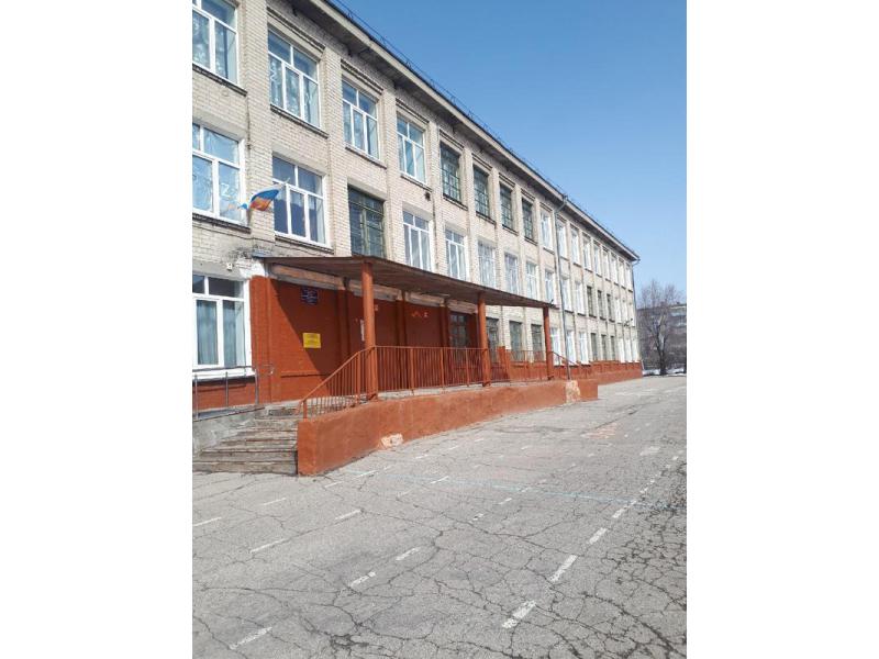 Крыша в заплатках, страшная сантехника, «музейные» окна и асфальт времен СССР - так выглядит школа, где учатся дети из нескольких районов Сызрани