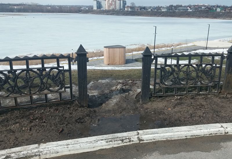 Калитка на склоне, где можно шею свернуть, вызвала у горожан недоумение