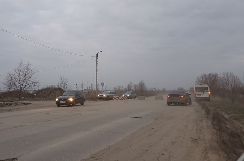 Проезд на разбитую дорогу в сторону района Кирпичного завода заблокирован - во всю ширину установлены  бетонные блоки