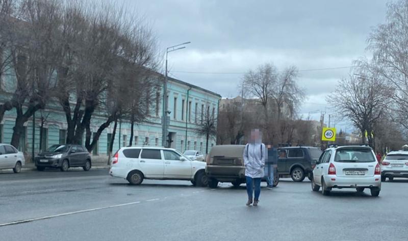 В Сызрани Приора заруливала в сторону горадминистрации и попала в ДТП