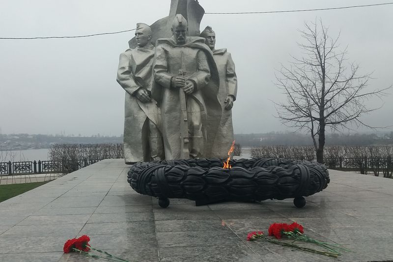 Маленькую гостью Сызрани привел в восторг вечный огонь, который раньше она видела только по телевизору