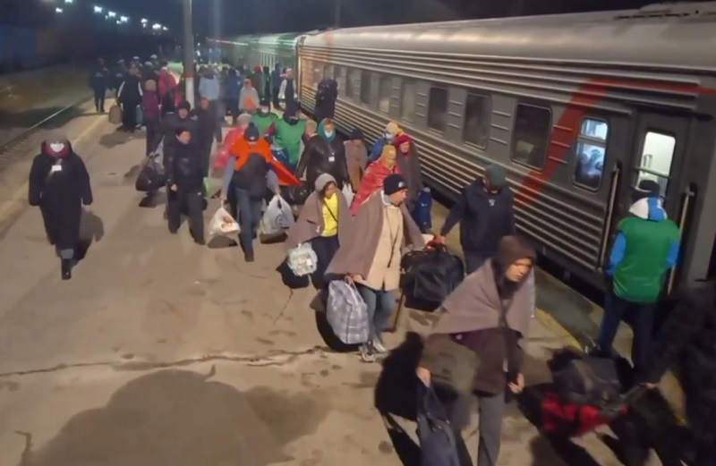 Минувшей ночью прибывший поезд с украинскими переселенцами встречали автобусы из Сызрани