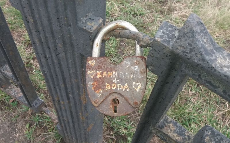 Молодая пара закрыла свою любовь на амбарный замок, чем впечатлила другую влюбленную пару