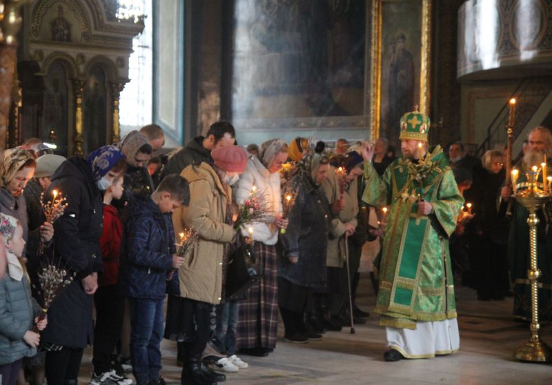 Епископ Леонтий совершил Божественную литургию в Троицком храме, а затем освятил вербные и пальмовые ветви в Казанском соборе