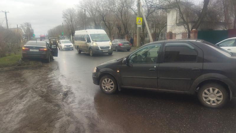 Автоледи ищет свидетелей столкновения иномарок на улице Декабристов: сызранка убеждена, что в ДТП виновата не она