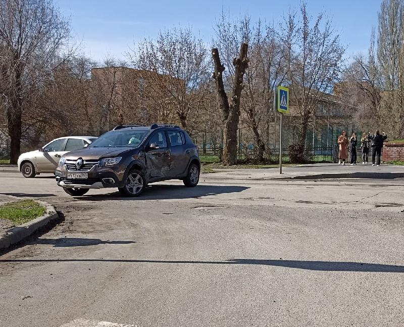 Водителю иномарки, попавшей в центре Сызрани в ДТП, потребовалась помощь медиков