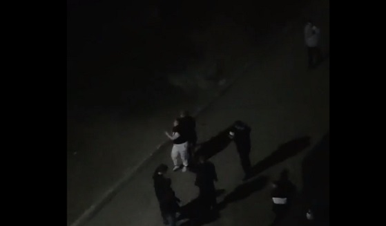 По Сызрани гуляет «тайсон в юбке»: избиением велосипедиста женщина не ограничилась и напала уже на толпу мужчин. Видео