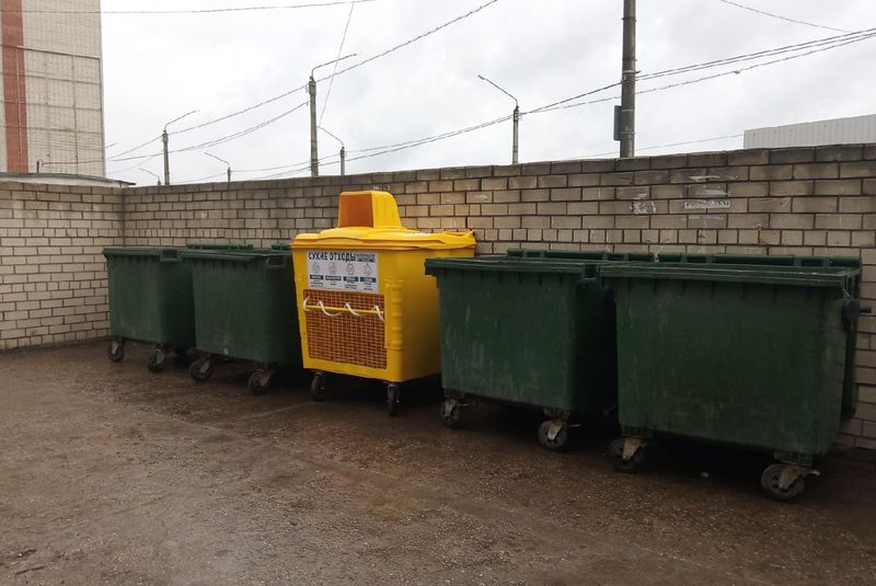 Яркое желтое на фоне мрачного серо-зеленого: в Сызрани по площадкам расставляют контейнеры для раздельного сбора мусора