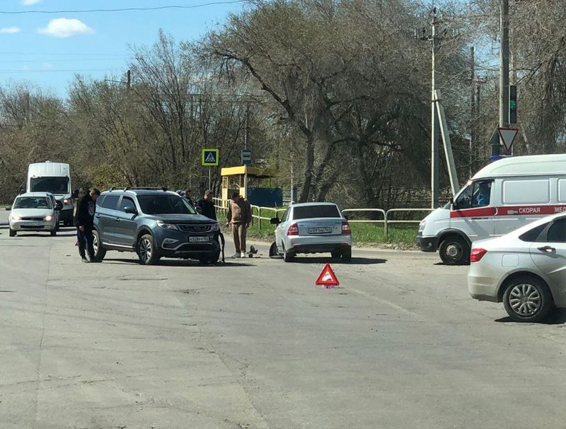 Два столкнувшихся на оживленном перекрестке в Сызрани автомобиля перегородили проезд