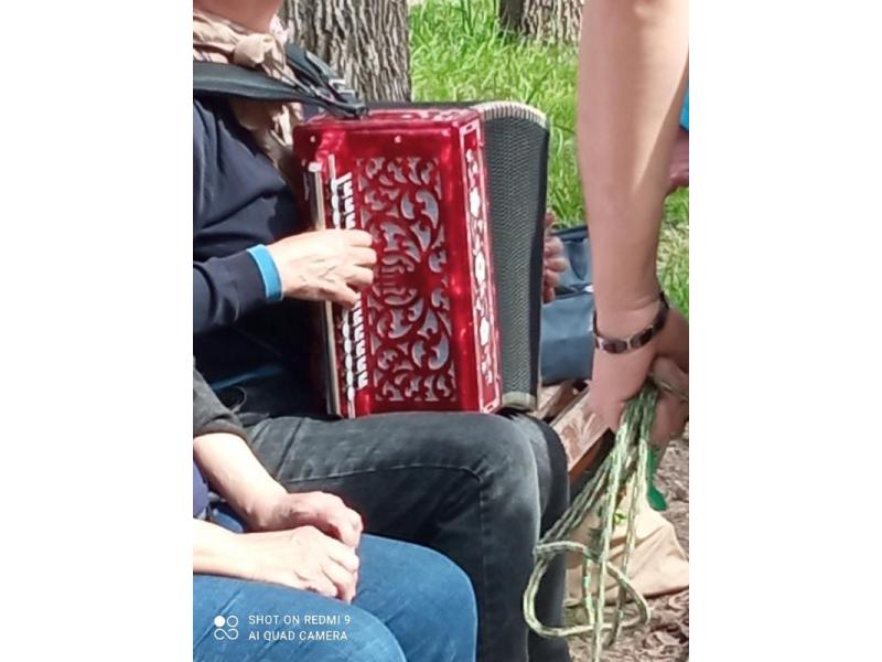 «Жить - здорово!» Веселые пенсионерки собрали зрителей на спонтанный концерт во дворе Сызрани