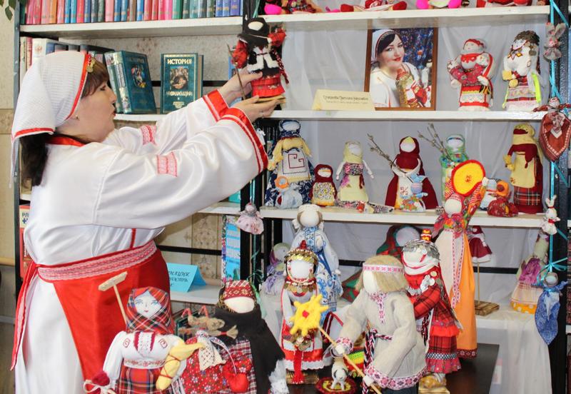 Гости Всероссийской выставки убедились, как старинные куклы отличаются от игрушек LOL