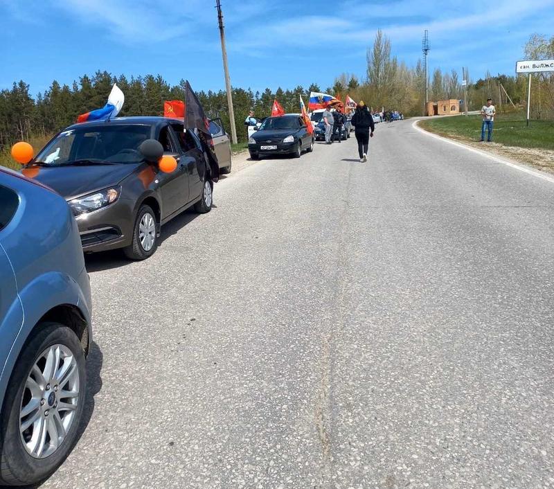 Колонна авто с музыкой и подарками готовится к поездке в детский дом Сызрани