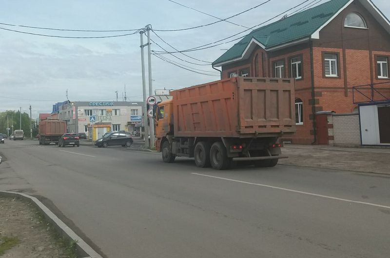 Сызранцы возмущены тем, что по недавно капитально отремонтированной дороге пошли тяжелые грузовики