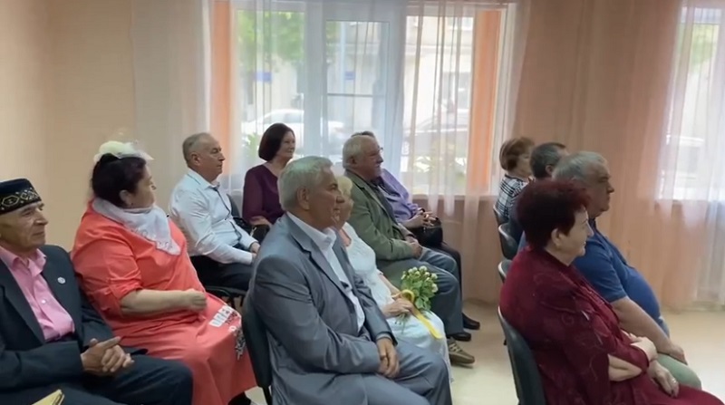 Для шести супружеских пар в сызранском ЗАГСе устроили настоящий праздник