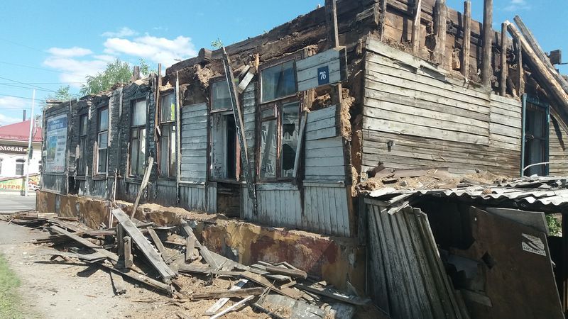 В Сызрани сносят аварийный дом, который пугал прохожих - а старожилы вспоминают его богатую резьбу