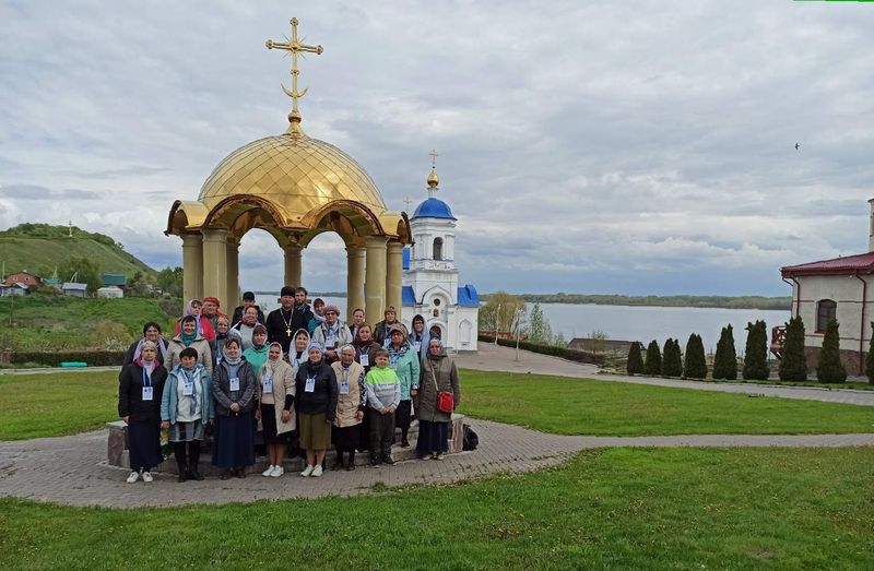Уникальная роспись храмов, маяк над водой, чудеса от отца Павла: волонтеры переполнены впечатлениями от поездки в Волжский Афон