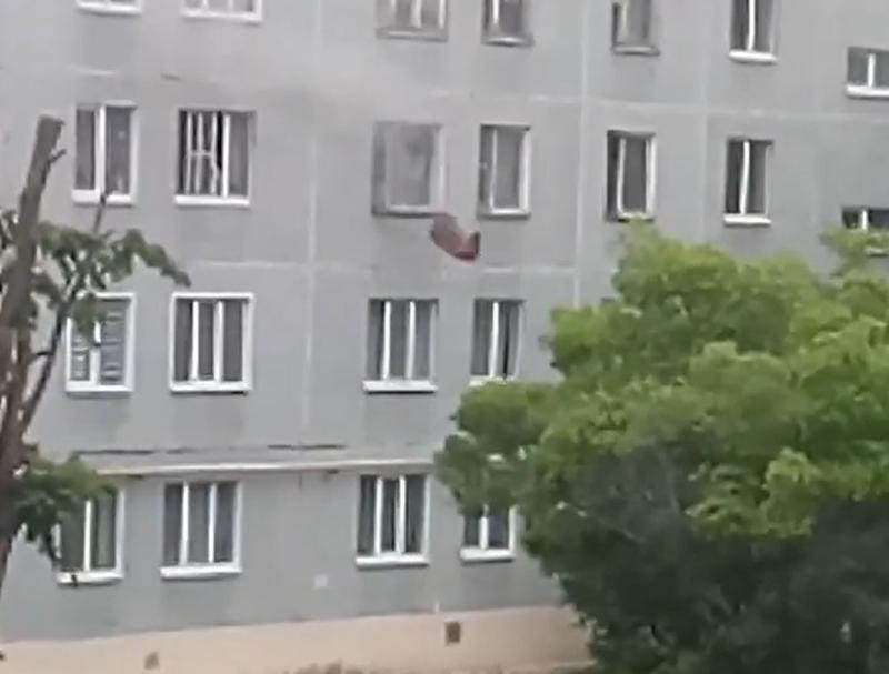Из окна полетели вещи: житель Сызрани снял на видео спасение квартиры от огня