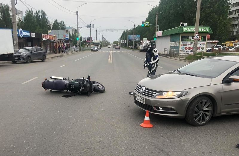 Легковой автомобиль не уступил перекресток мотоциклу - байкера доставили в больницу