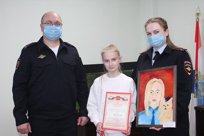 Девочка из Сызрани получила подарок от полковника полиции за картину маслом