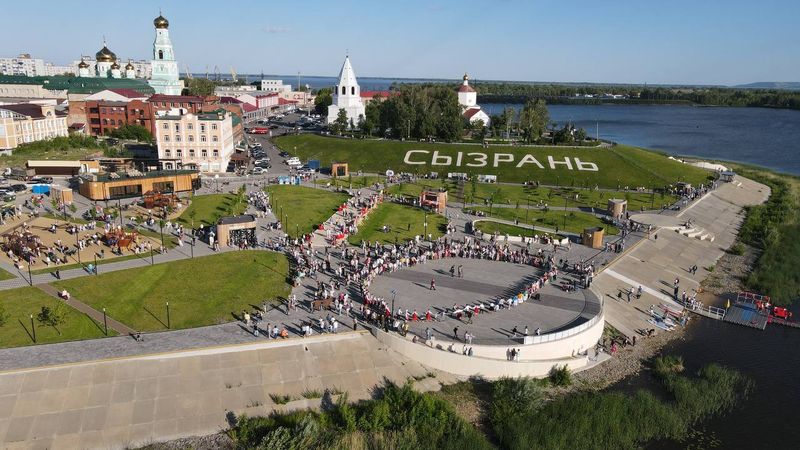 Представители различных национальностей собрались на набережной у кремля в огромный «хоровод дружбы»