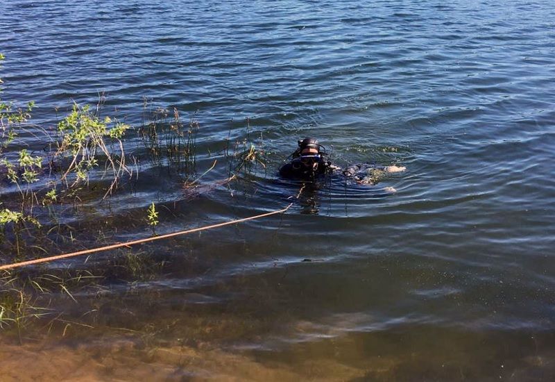 Водолазы подняли со дна озера мужчину, который не смог выбраться из съехавшей в водоем машины