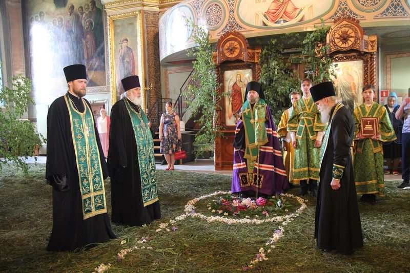 В украшенном к Троице Казанском соборе епископ Леонтий провел праздничное вечернее богослужение