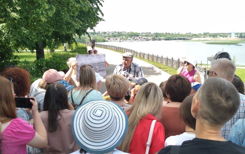 На экскурсию к Спасской башне кремля пришло несколько десятков человек