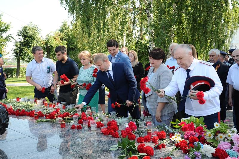 Городские памятники и мемориалы в память о павших героях украсили цветами: видео