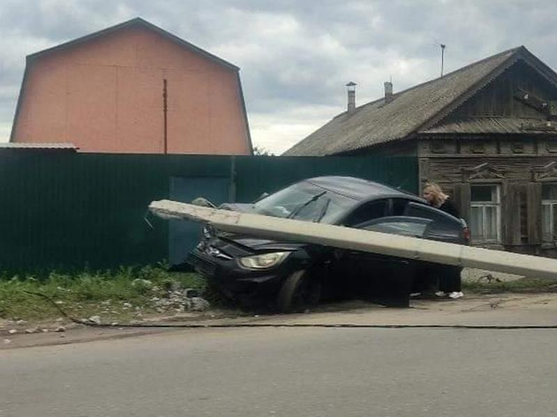 Иномарку намотало на столб