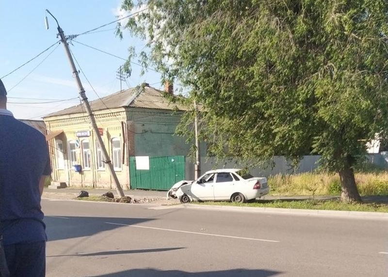 Ктв сызрань последние новости сегодня. Автомобиль снес столб в Сызрани. Дом на Столбах. Коммунальные аварии в Самарской области.